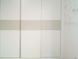 Armario 3 puertas correderas con detalle horizontal