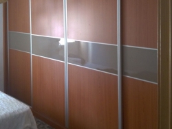 Armario de 4 puertas correderas combinación de madera y cristal marrón