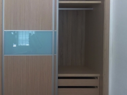 Armario corredero combinación de madera y cristal azul