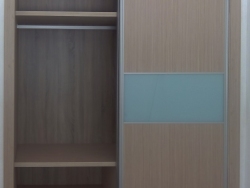 Armario corredero combinación de madera y cristal azul