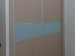 Armario corredero combinación de madera y cristal azul