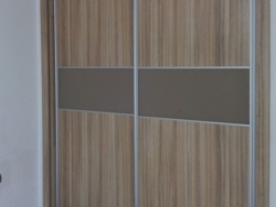 Armario de dos puertas corredero combinación de madera y cristal marrón