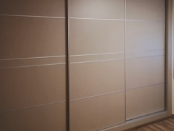 Armario corredero de tres puertas con detalles en aluminio