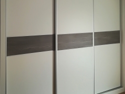 Armario corredero con detalle de madera en horizontal