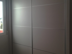 Armario corredero con detalles de aluminio den horizontal