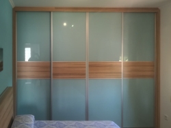 Armario corredero cristal Lacobel combinado con detalle en madera