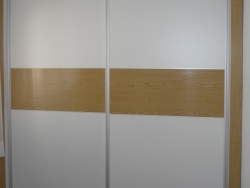 Armario corredero en blanco con detalle de madera horizontal