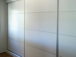 Armario corredero blanco con aluminio en horizontal