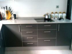 Cocina armarios en gris
