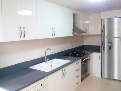 Cocina blanca y bancada gris
