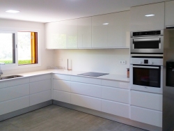 Cocina en blanco brillo