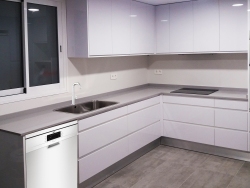 Cocina blanca y gris