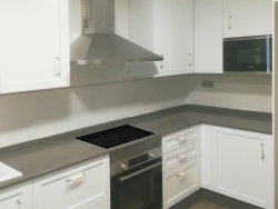 Cocina blanca y gris
