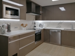 Cocina marrón brillo con bancada y frente porcelánico