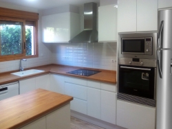 Cocina con bancada en madera maciza