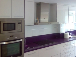 Cocina bancada morada