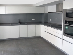 Cocina en blanco y gris
