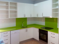 Cocina blanca y verde