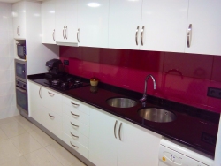 Cocina bancada y frente en granate