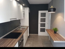 Cocina con bancada de madera